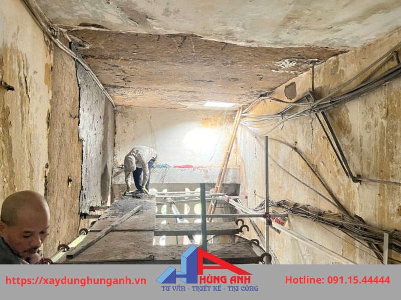 tường nhà tập thể xuống cấp