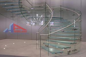 cầu thang kính cường lực